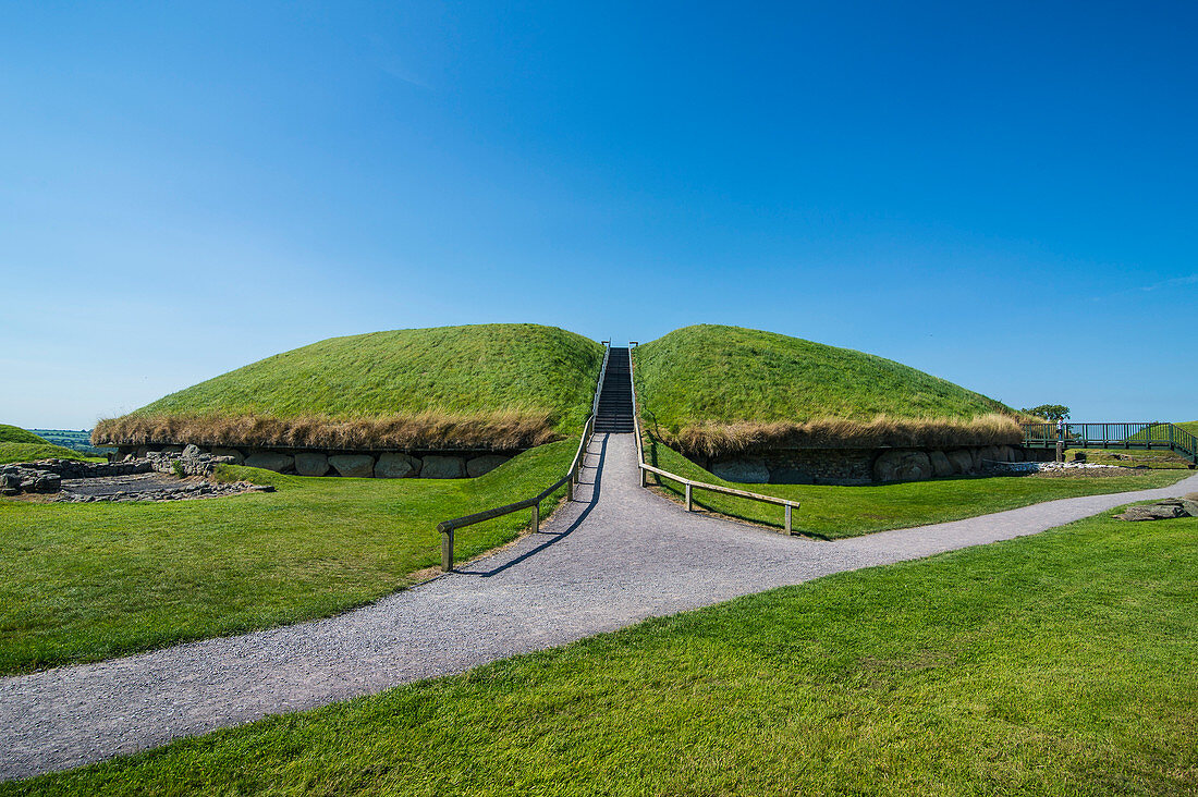Knowth, Neolithic passage grave, UNESCO World Heritage Site, prehistoric Bru na Boinne, Valley of the River Boyne, County Meath, Leinster, Republic of Ireland, Europe