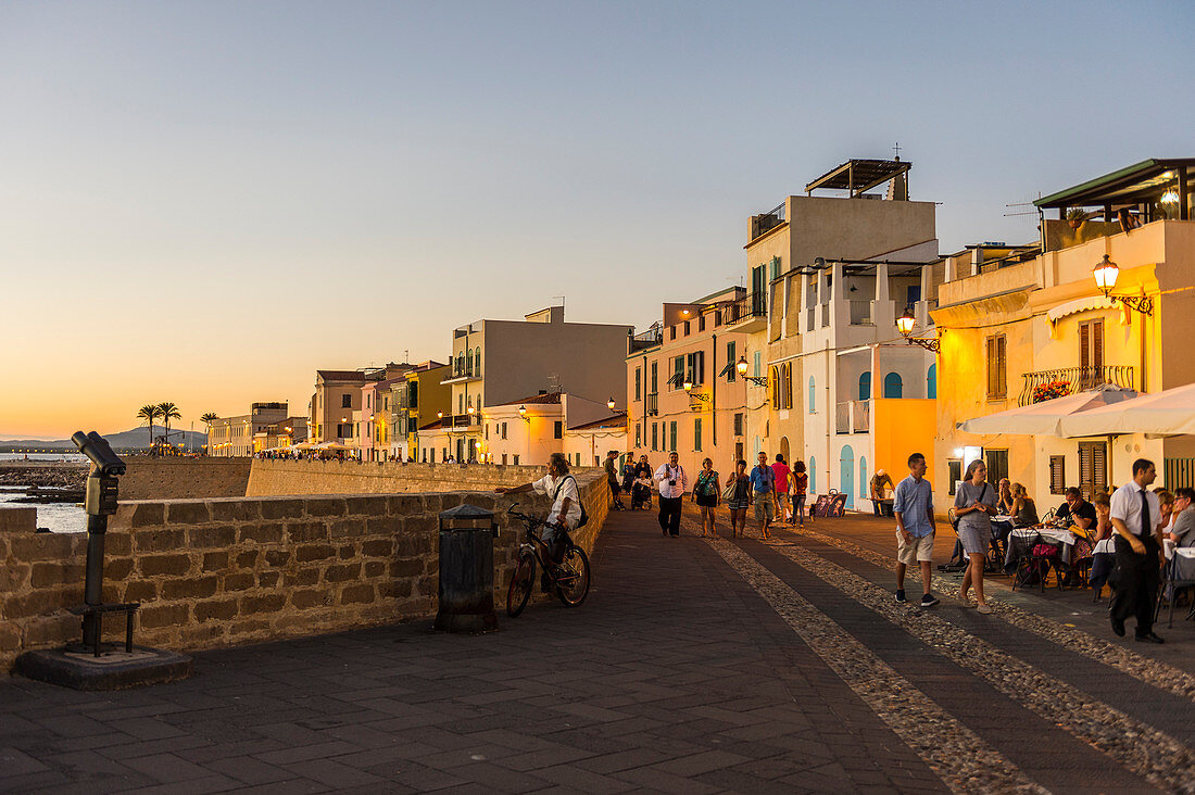 Meerespromenade in der Küstenstadt Alghero nach Sonnenuntergang, Sardinien, Italien, Mittelmeer, Europa