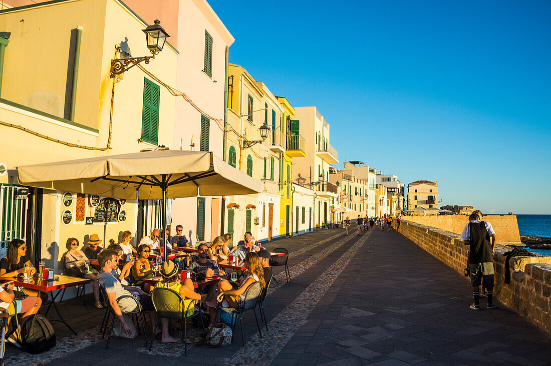 Restaurant an der Meerespromenade in der Küstenstadt Alghero, Sardinien, Mittelmeer, Italien, Europa