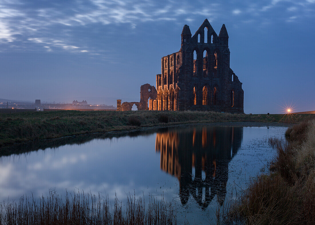 Whitby Abbey, ein markantes Wahrzeichen thront auf den Klippen über Whitby und Inspiration für Bram Stoker Dracula, North Yorkshire, Yorkshire, England, Vereinigtes Königreich, Europa