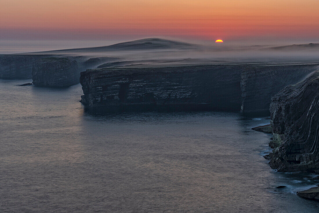 Sonnenaufgang und Nebel, Loop Head, County Clare, Munster, Irland, Europa