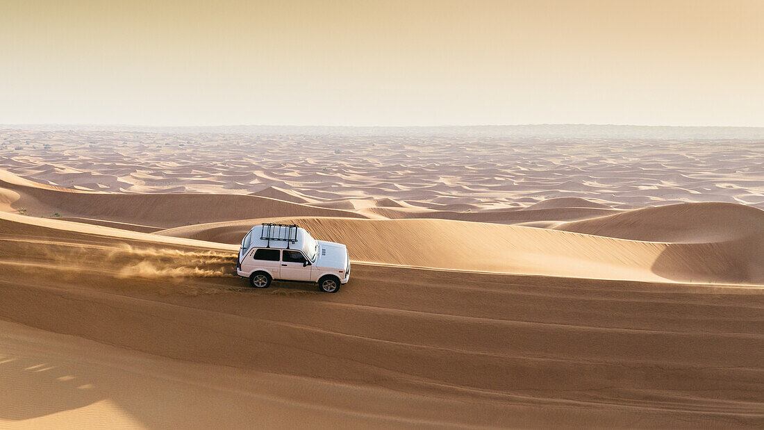 Offroad-Fahrzeug auf Sanddünen in der Nähe von Dubai, Vereinigte Arabische Emirate, im Nahen Osten
