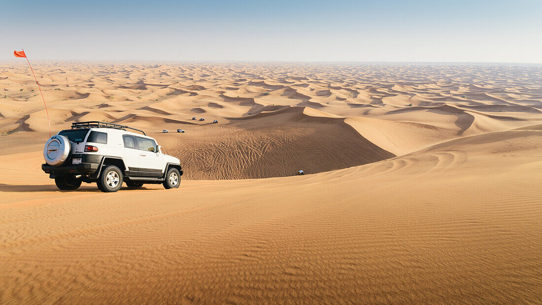 Off-Road-Fahrzeug auf Sanddünen in der Nähe von Dubai in den Vereinigten Arabischen Emiraten, im Nahen Osten