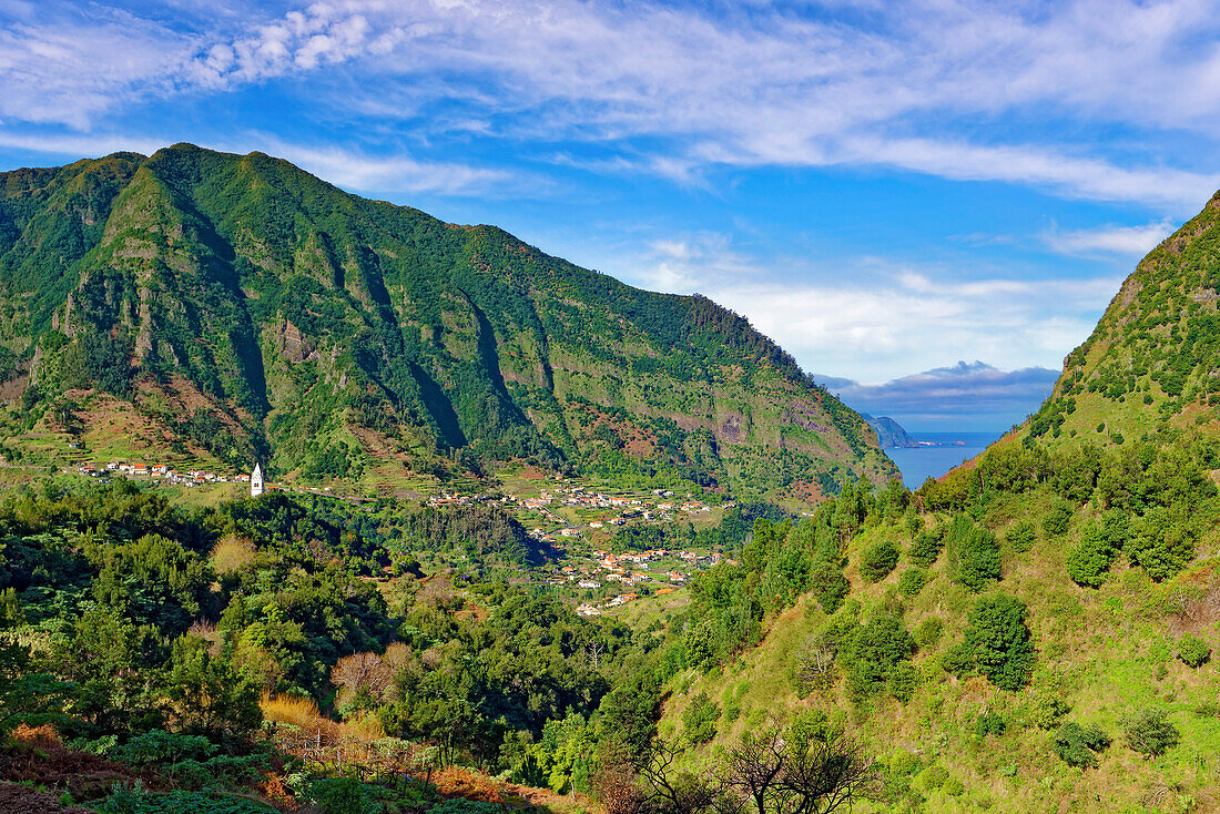 Ein weiter Blick auf die Turmkapelle, Capela de Nossa Senhora de Fatima, mit Blick auf Sao Vicente und den Atlantischen Ozean, Madeira, Portugal, Atlantik, Europa