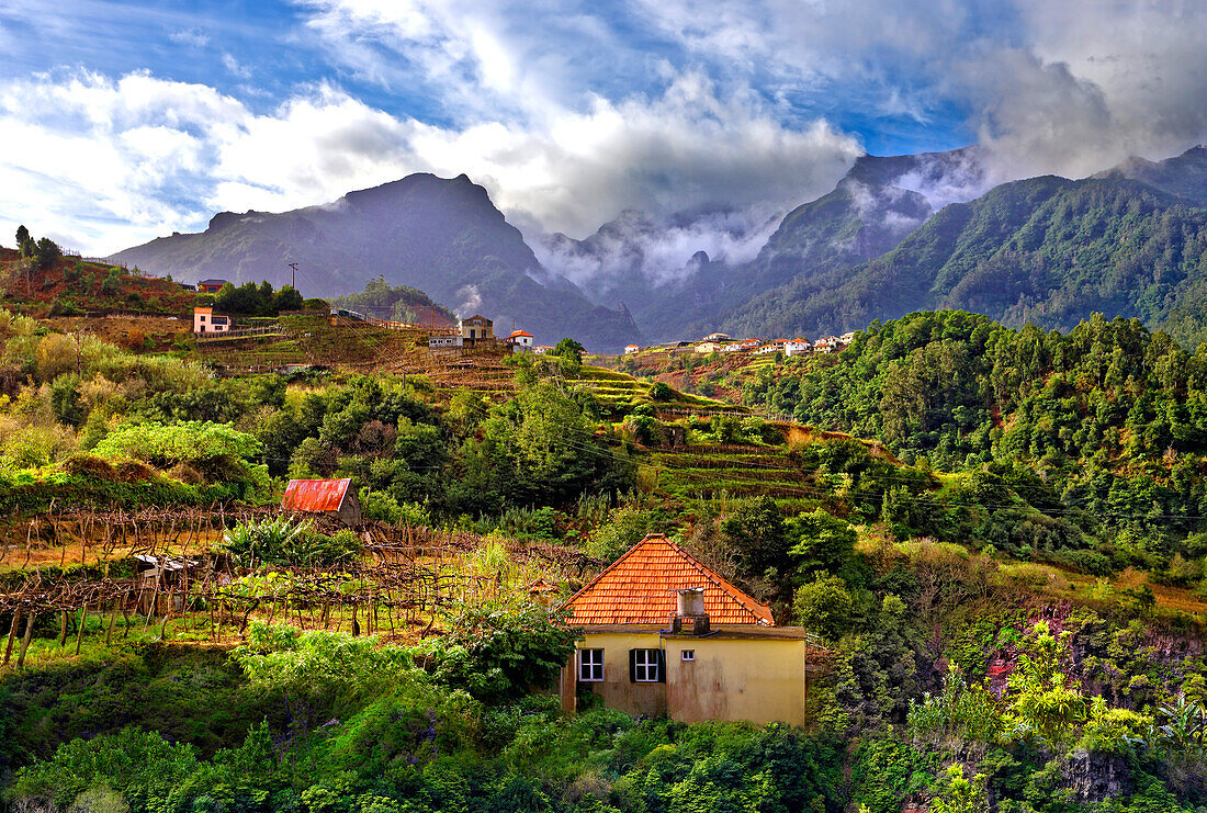 Erhöhte Ansicht von Dorf und Baum bedeckt Hügel und Berge in Lameiros, in der Nähe von Sao Vicente, Madeira, Portugal, Atlantik, Europa
