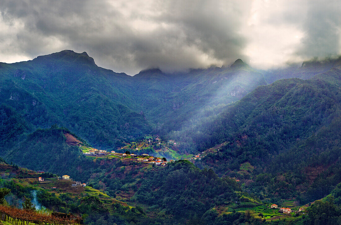 Erhöhte Ansicht eines abgelegenen Dorfes und Baum bedeckt Hügel und Berge in der Nähe von Sao Vicente, Madeira, Portugal, Atlantik, Europa