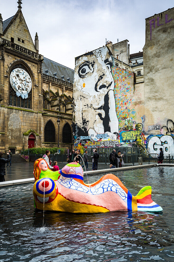 Der Strawinsky-Brunnen auf dem Place Igor Strawinsky neben dem Centre Pompidou im historischen Viertel Beaubourg, Paris, Frankreich, Europa