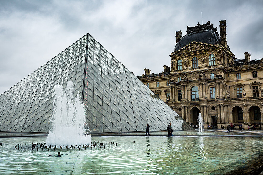 Die große Pyramide befindet sich im Haupthof und ist der Haupteingang des Louvre, Paris, Frankreich, Europa