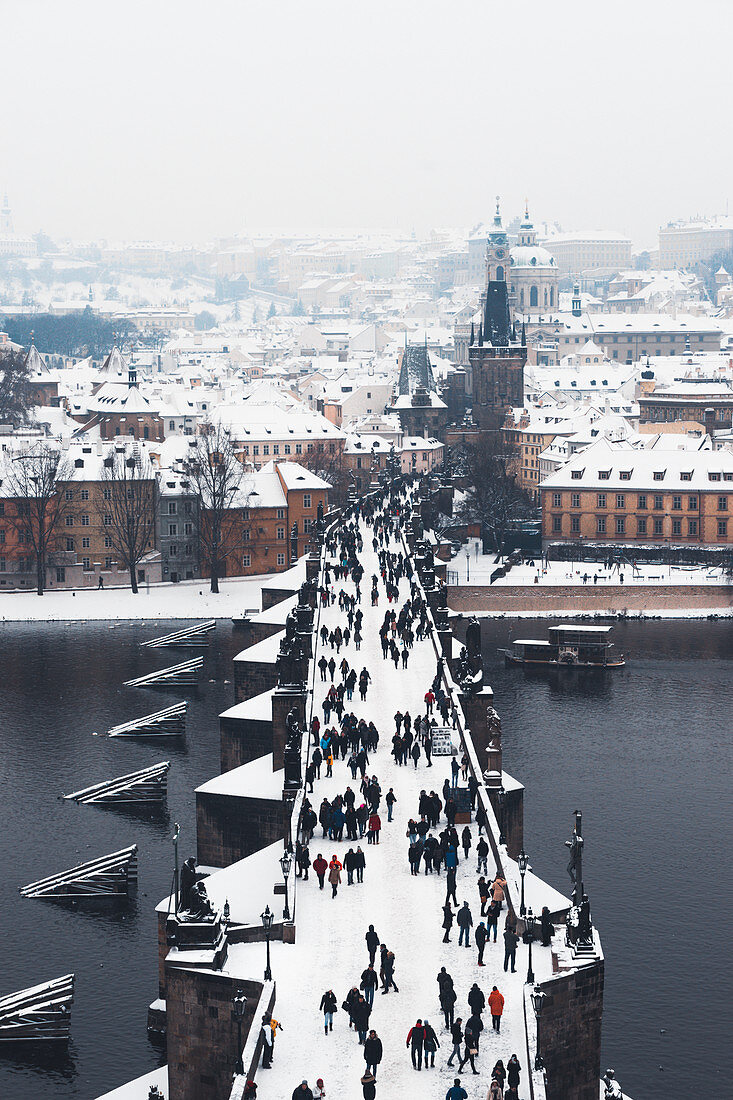 Karlsbrücke über die Moldau im Winter, UNESCO Weltkulturerbe, Prag, Tschechische Republik, Europa