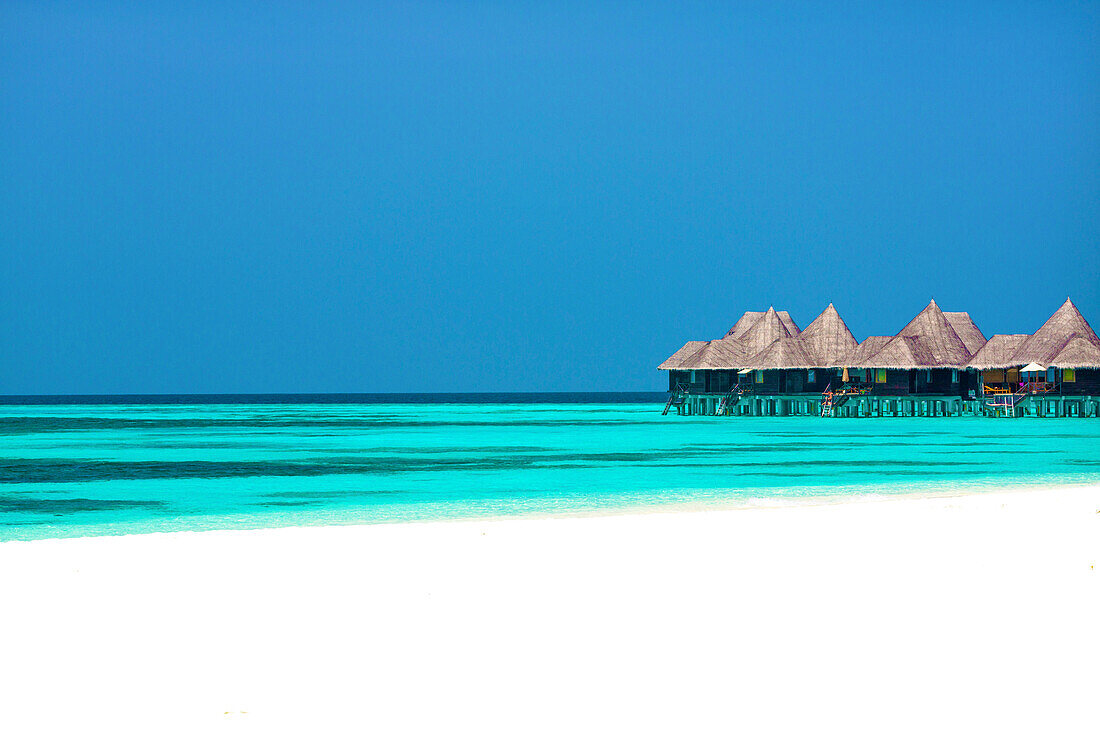 Tropischer Strand und Überwasser-Villen, Coco Palm, Dhuni Kolhu, Baa-Atoll, Malediven, Indischer Ozean, Asien