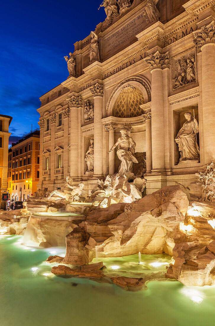 Der Trevi-Brunnen mit dem Palazzo Poli in der Nacht, Rom, Lazio, Italien, Europa
