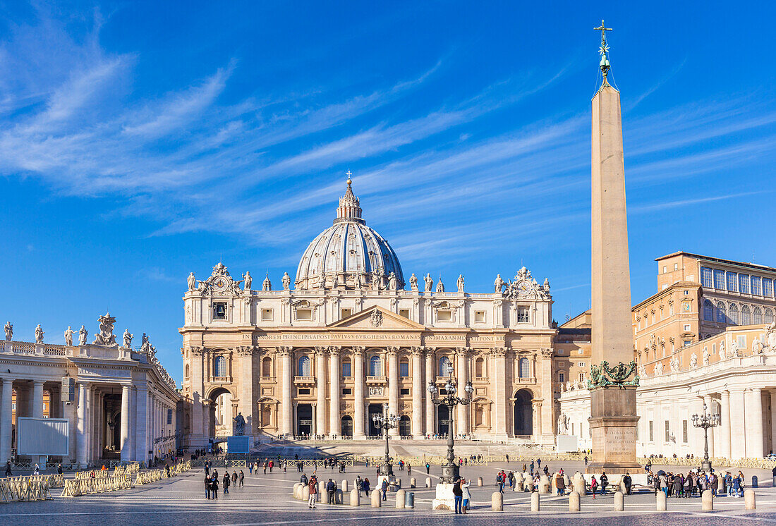 St. Peters Square and St. Peters Basilica, Vatican City, UNESCO World Heritage Site, Rome, Lazio, Italy, Europe