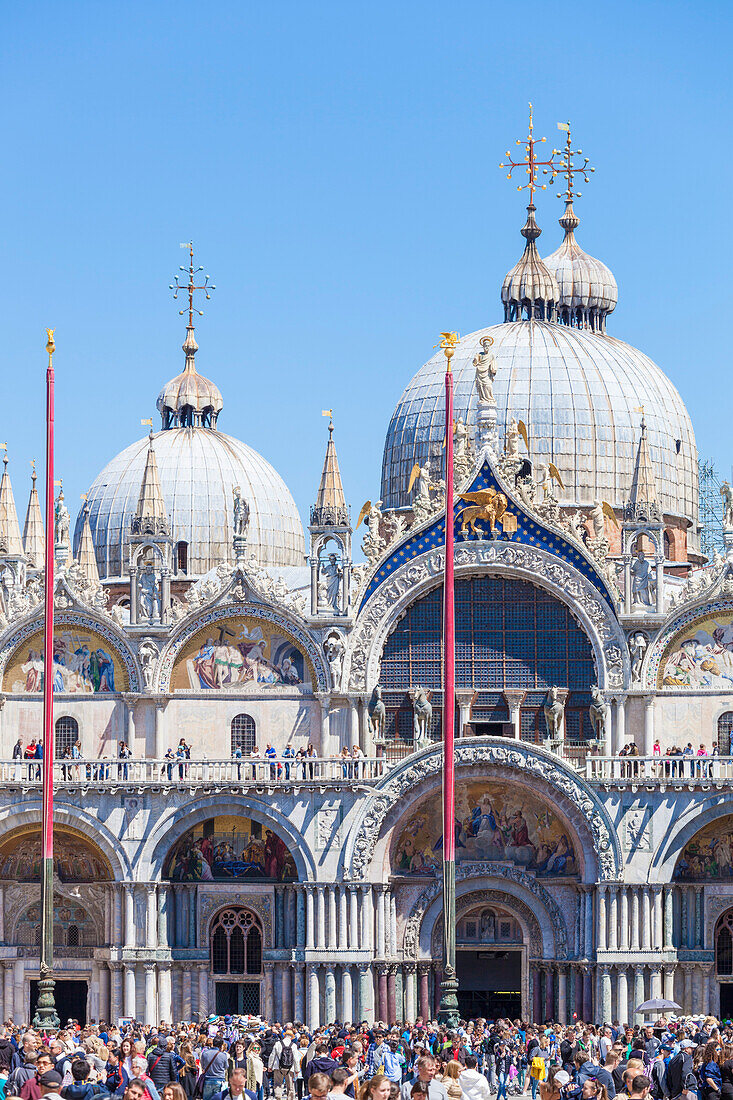 Piazza San Marco (St. Marks Square) with many tourists in front of the Basilica di San Marco, Venice, UNESCO World Heritage Site, Veneto, Italy, Europe