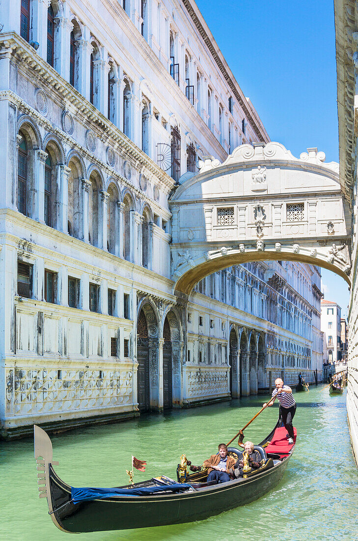Venedig Gondel mit Touristen unter der Seufzerbrücke (Ponte dei Sospiri), Venedig, UNESCO Weltkulturerbe, Venetien, Italien, Europa