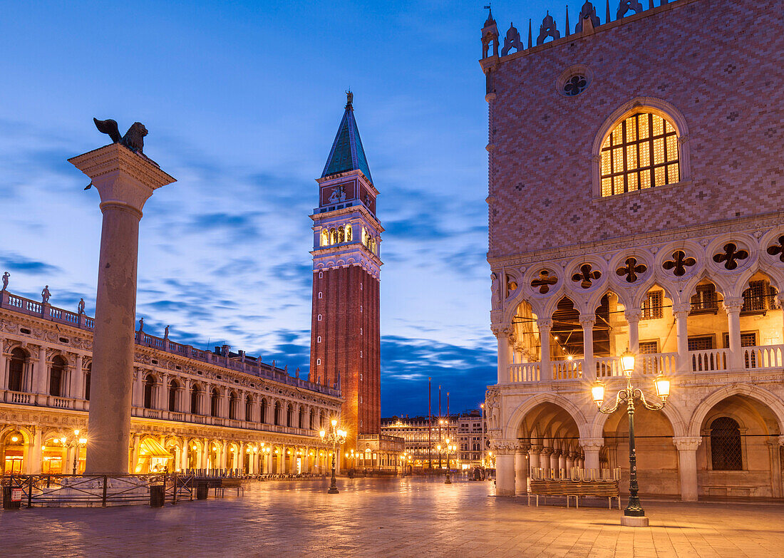 Campanile tower, Palazzo Ducale (Doges Palace), Piazzetta, St. Marks Square, at night, Venice, UNESCO World Heritage Site, Veneto, Italy, Europe