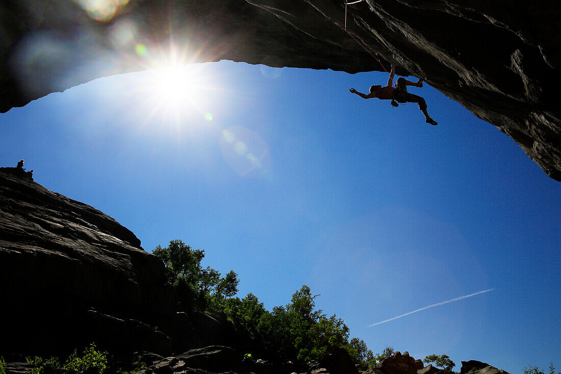 Ein Bergsteiger skaliert eine schwierige Route in der Hanshallaren-Höhle, Flatanger, Norwegen, Skandinavien, Europa