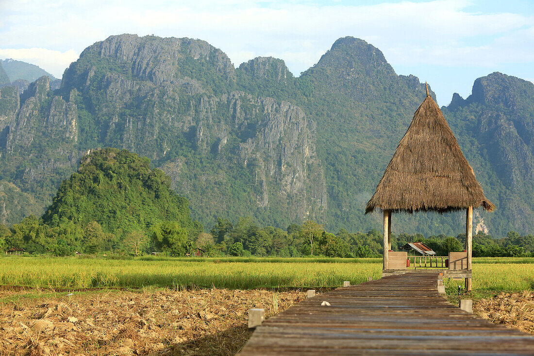 Reisfelder mit atemberaubender Bergkulisse, Laos, Indochina, Südostasien, Asien