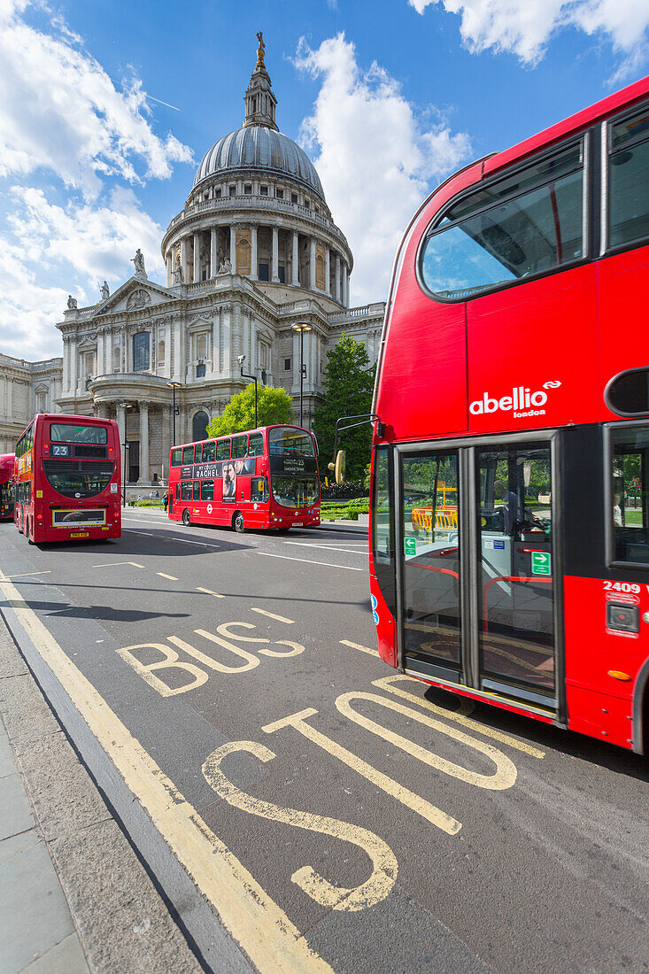 Blick auf die St. Paul's Cathedral und London rote Busse vom St. Paul's Churchyard, City of London, London, England, Vereinigtes Königreich, Europa