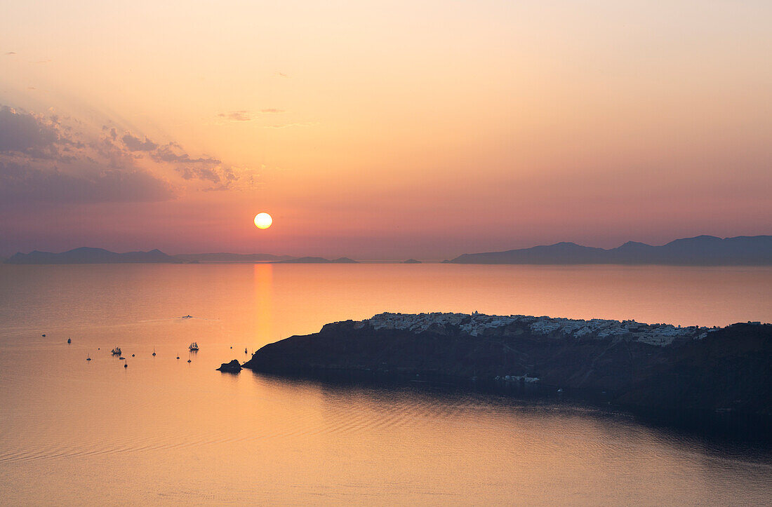 Sunset over Oia from Imerovigli, Santorini, Cyclades Islands, Greek Islands, Greece, Europe