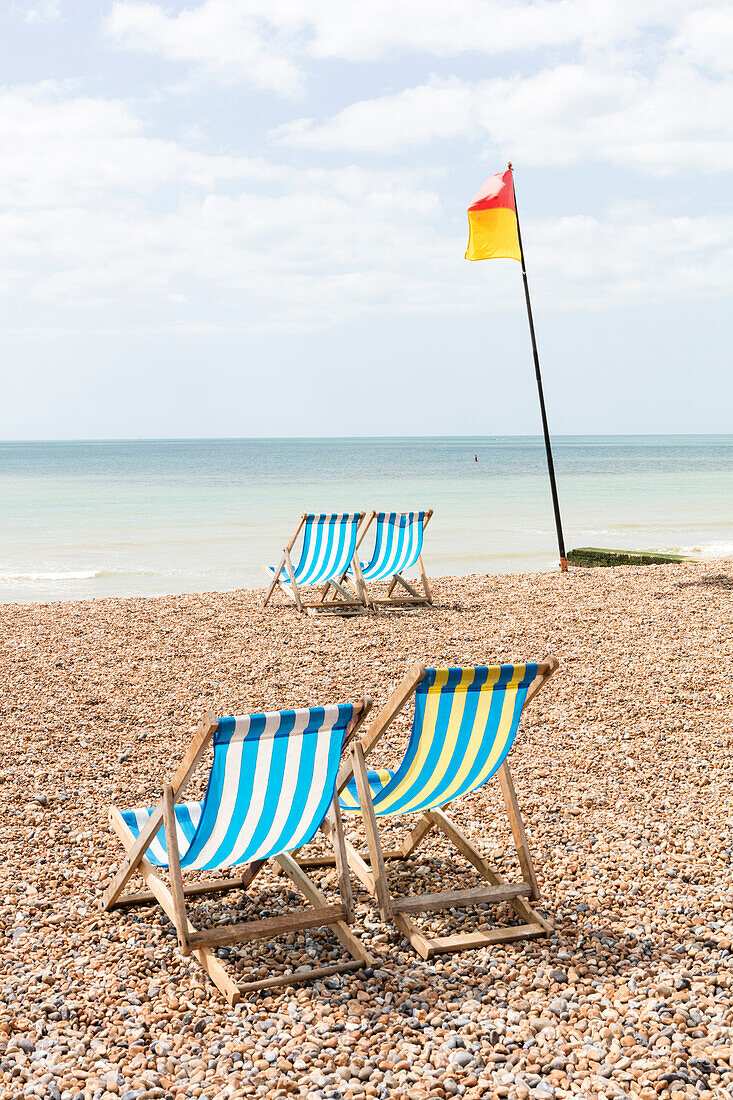 Liegestühle am Strand, Brighton, East Sussex, England, Großbritannien, Europa