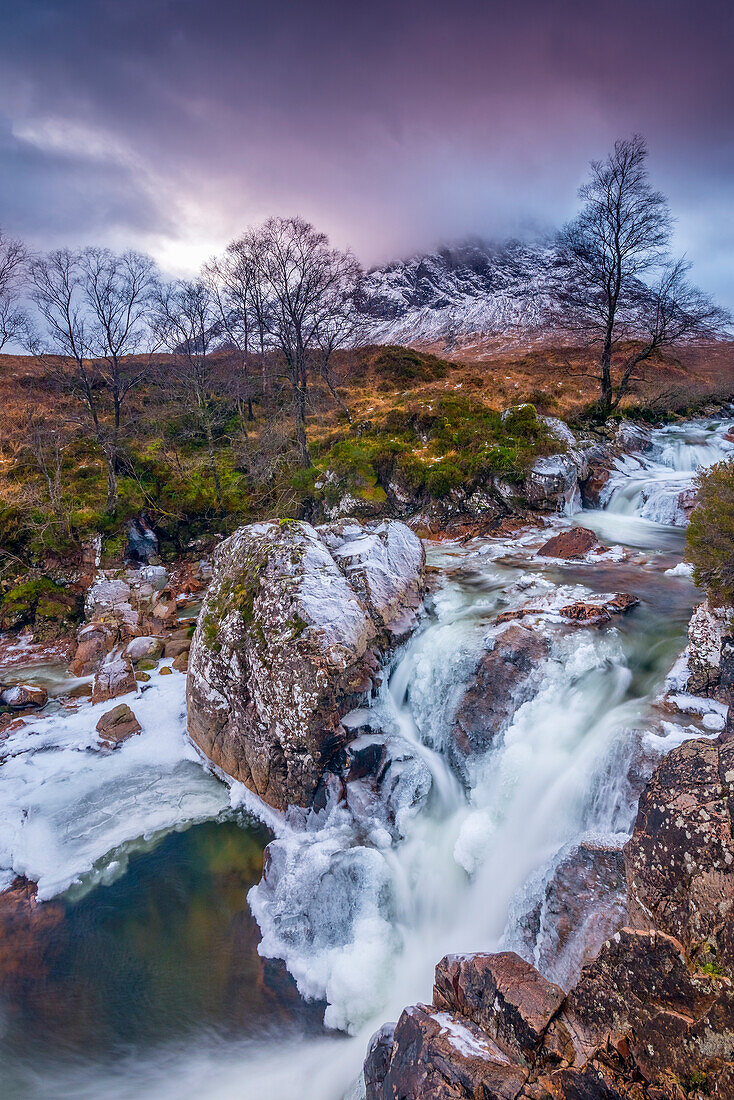 River Coupall, Coupall Falls und Buachaille Etive Mor, Glen Coe, Highlands, Schottland, Großbritannien, Europa