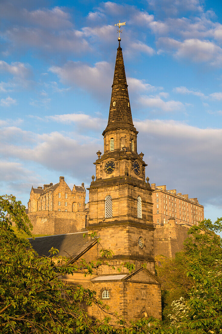 St. Cuthbert Pfarrkirche und Edinburgh Castle, UNESCO Weltkulturerbe, Lothian, Schottland, Großbritannien, Europa