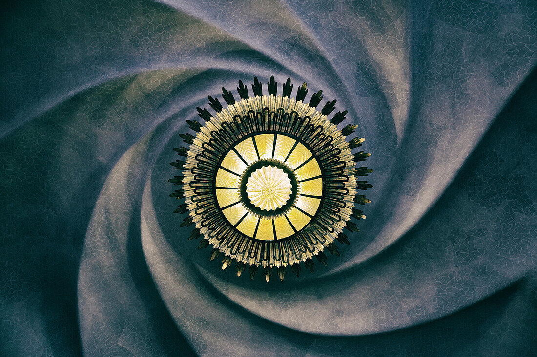 Licht und Decke in der Casa Batllo, eines der Gebäude von Gaudi, UNESCO-Weltkulturerbe, Barcelona, ??Katalonien, Spanien, Europa