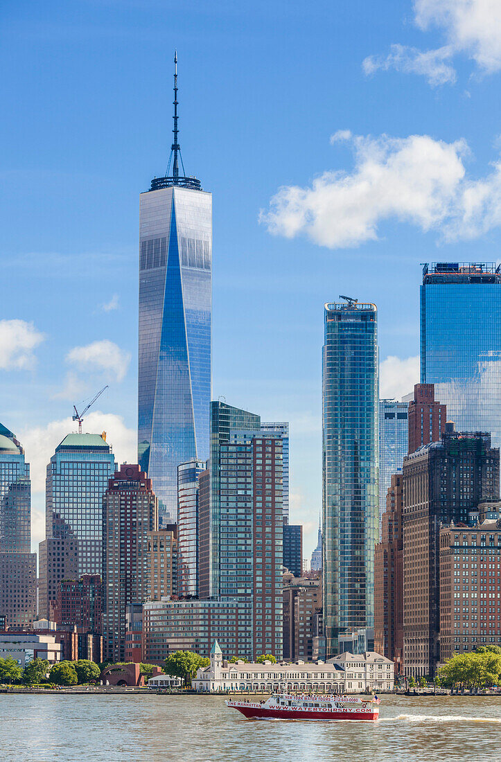 One World Trade Center, One WTC, Lower Manhattan skyline, New York skyline, Hudson River, tour boat, New York, United States of America, North America
