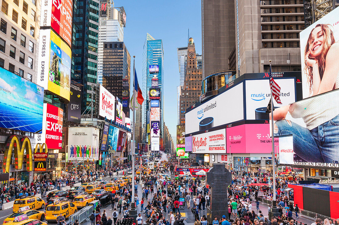 Menschenmengen mit viel Verkehr, gelbe Taxis, Times Square und Broadway, Theaterviertel, Manhattan, New York City, Vereinigte Staaten von Amerika, Nordamerika
