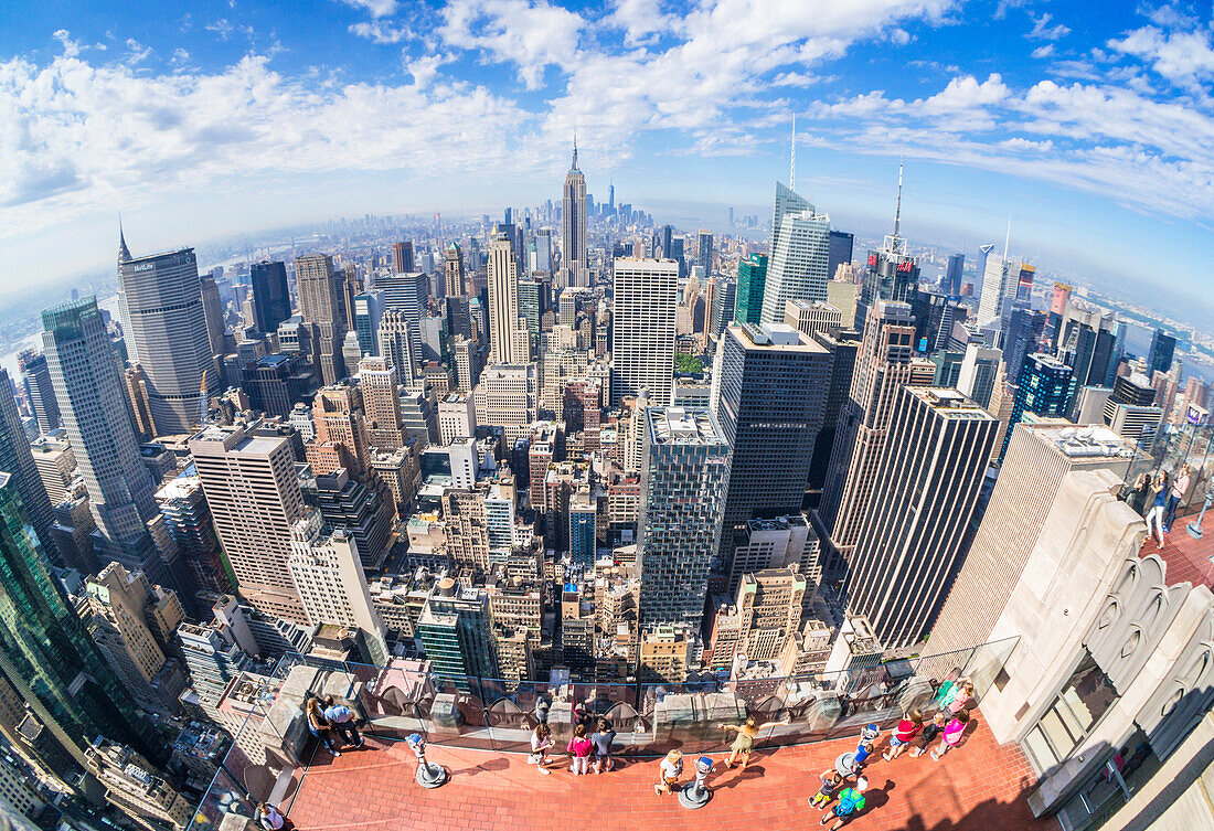 Touristen auf der Rock Aussichtsplattform, Rockefeller Center, Skyline von Manhattan, New Yorker Skyline, New York, Vereinigte Staaten von Amerika, Nordamerika