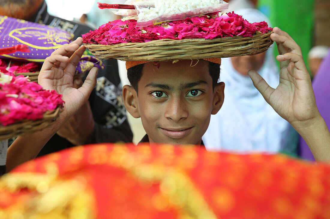 Junge mit Opfergaben, Ajmer Sharif Dargah, Rajasthan, Indien, Asien