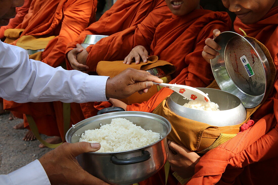 Buddhistische Mönche am Morgen Almosen Runde in West-Kambodscha, Indochina, Südostasien, Asien