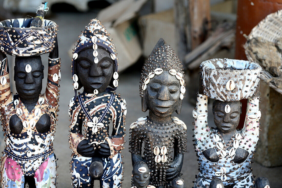 Voodoo-Statuen auf dem Akodessawa-Fetischmarkt, dem größten Voodoo-Markt der Welt, Lomé, Togo, Westafrika, Afrika