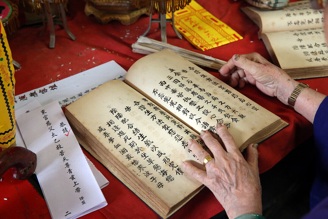 Taoistische Zeremonie in einem Tempel, Ho-Chi-Minh-Stadt, Vietnam, Indochina, Südostasien, Asien