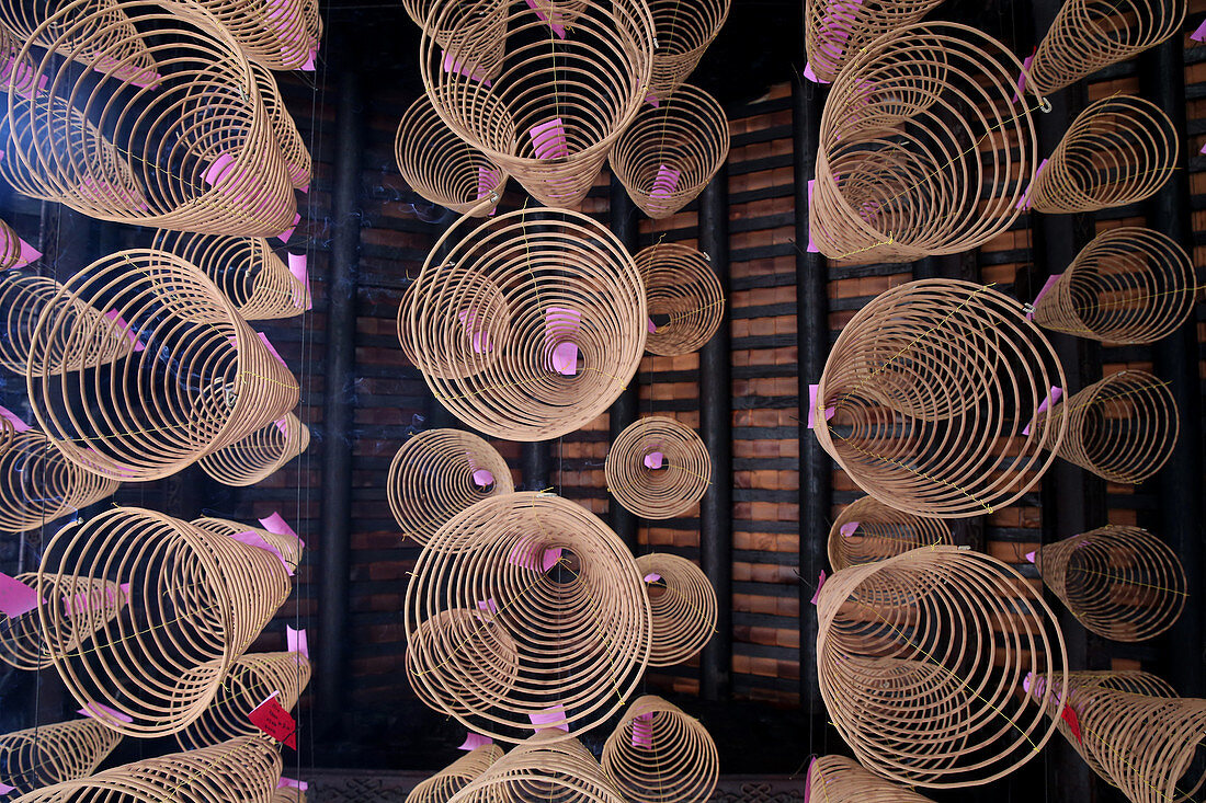 Gewundene Räucherstäbchen im taoistischen Tempel, Phuoc eine Hoi Quan Pagode, Ho Chi Minh City. Vietnam, Indochina, Südostasien, Asien