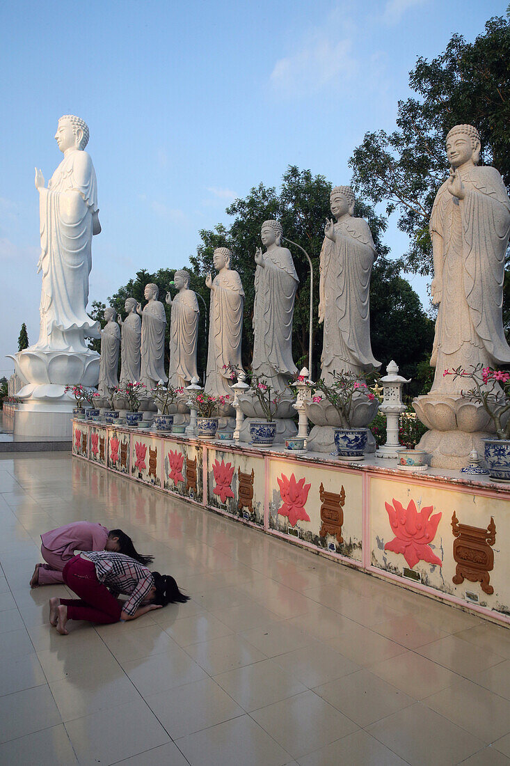 Frau betet vor Buddha Amitabha Statuen, Dai Tong Lam Tu buddhistischer Tempel, Ba Ria, Vietnam, Indochina, Südostasien, Asien