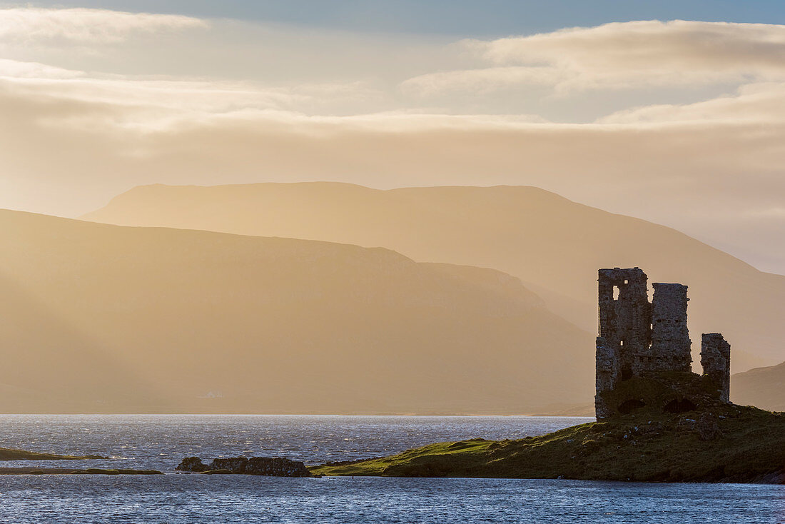 Loch Assynt and Ardvreck Castle, Lochinver, Sutherland, Highlands, Scotland, United Kingdom, Europe