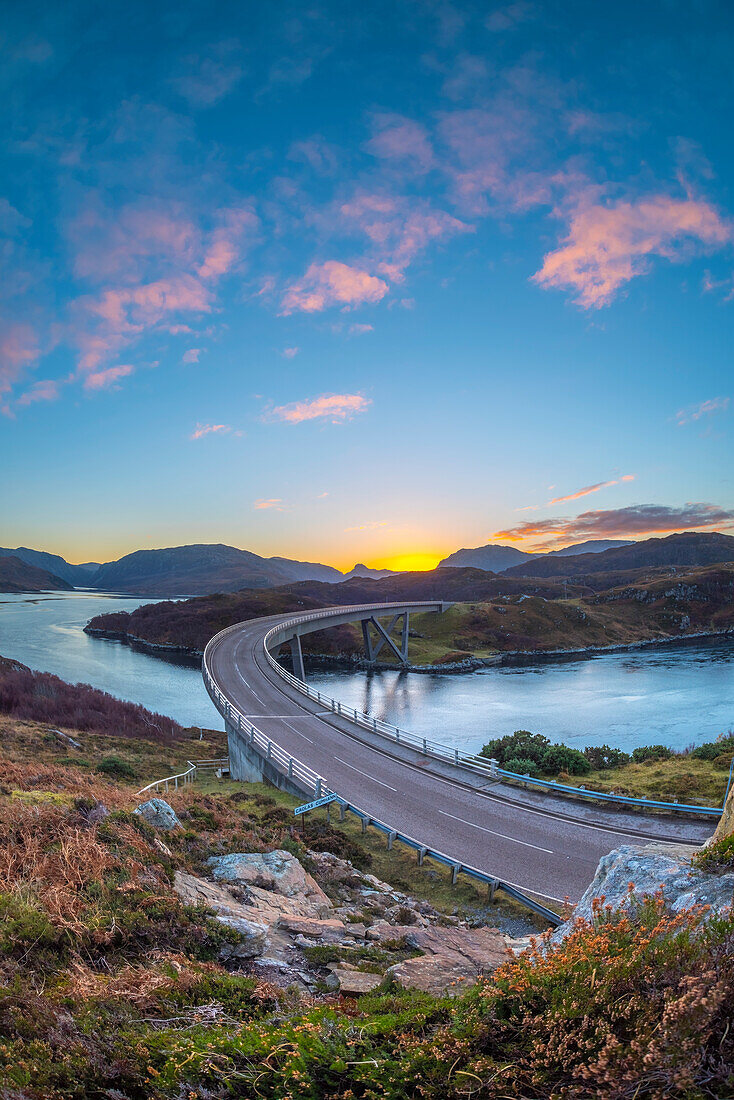 Loch a 'Chairn Bhain, Kylesku, Kylesku Brücke, ein Wahrzeichen an der Nordküste 500 Tourist Route, Sutherland, Highlands, Schottland, Großbritannien, Europa