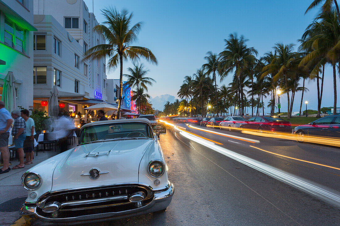 Ocean Drive Restaurants, Oldtimer und Art-Deco-Architektur in der Abenddämmerung, South Beach, Miami Beach, Miami, Florida, Vereinigte Staaten von Amerika, Nordamerika