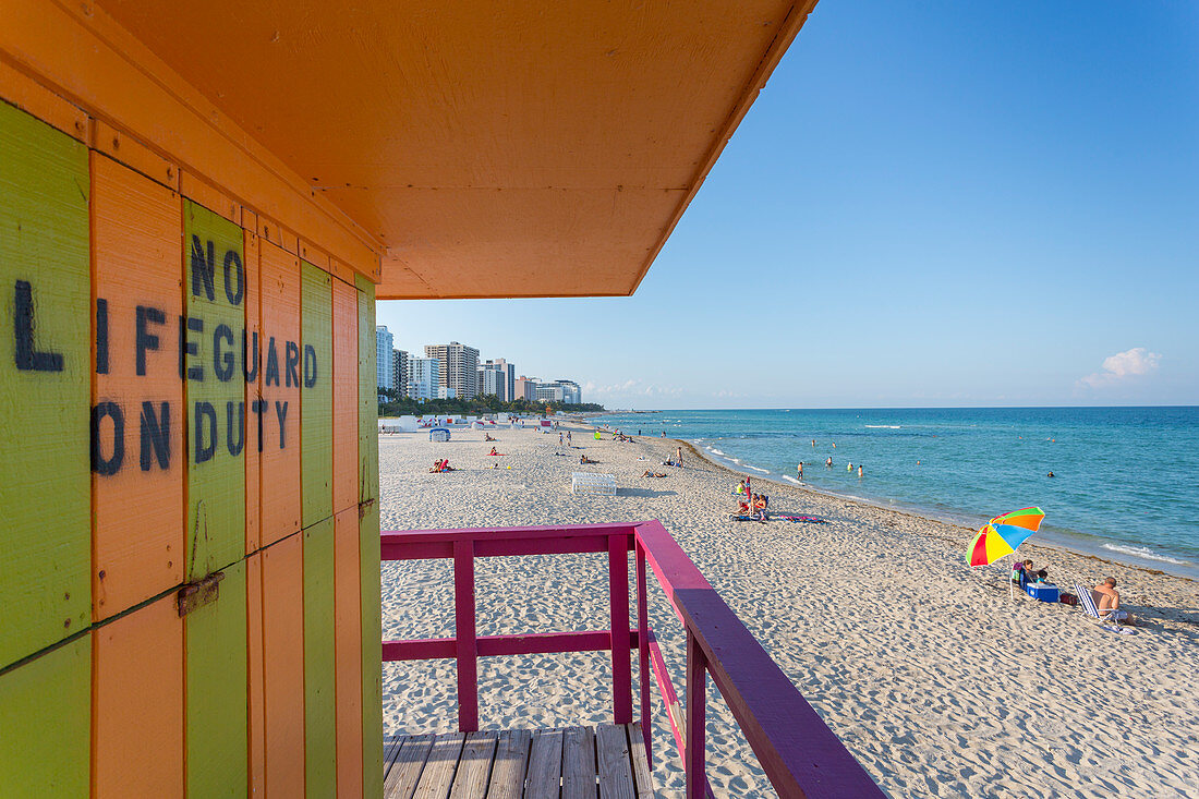 Blick von der bunten Rettungsschwimmer-Station am South Beach und dem Atlantischen Ozean, Miami Beach, Miami, Florida, Vereinigte Staaten von Amerika, Nordamerika