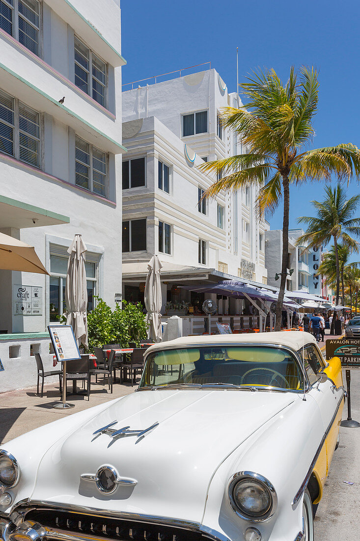 Ocean Drive, klassisches amerikanisches Auto und Art Deco Architektur, Miami Beach, Miami, Florida, Vereinigte Staaten von Amerika, Nordamerika