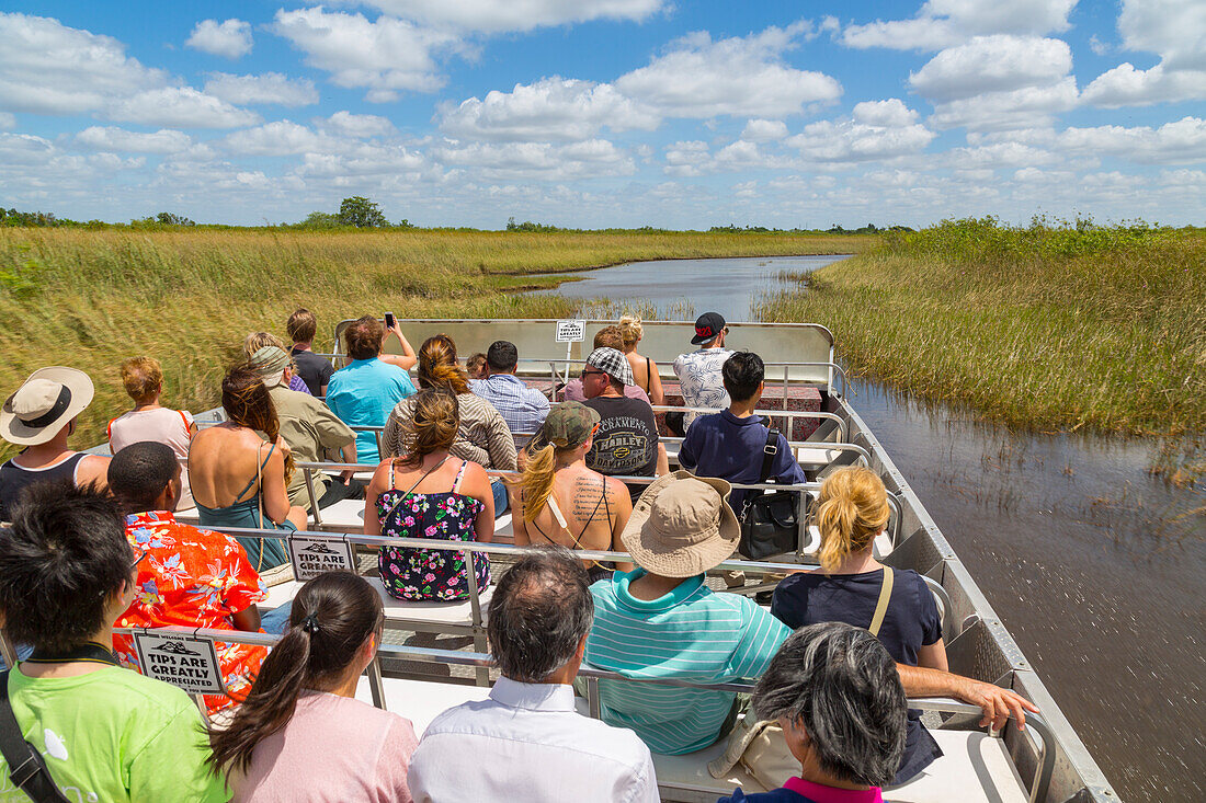 Touristen an Bord Airboat im Everglades Safari Park, Miami, Florida, Vereinigte Staaten von Amerika, Nordamerika