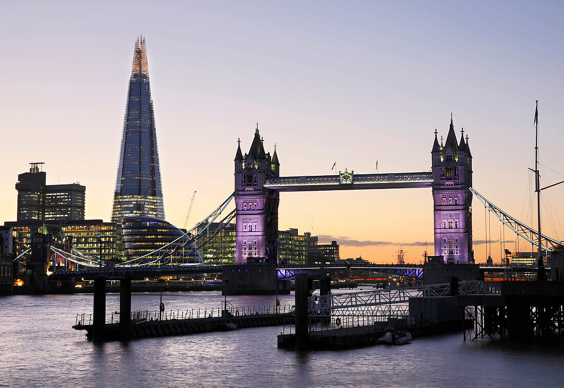 Tower Bridge und The Shard in der Nacht beleuchtet, London, England, Vereinigtes Königreich, Europa