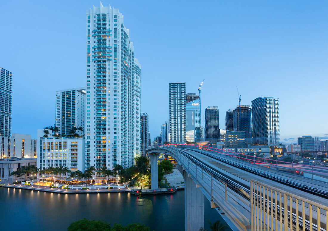 Blick auf Downtown Miami von Metrorail Station, Miami, Florida, Vereinigte Staaten von Amerika, Nordamerika