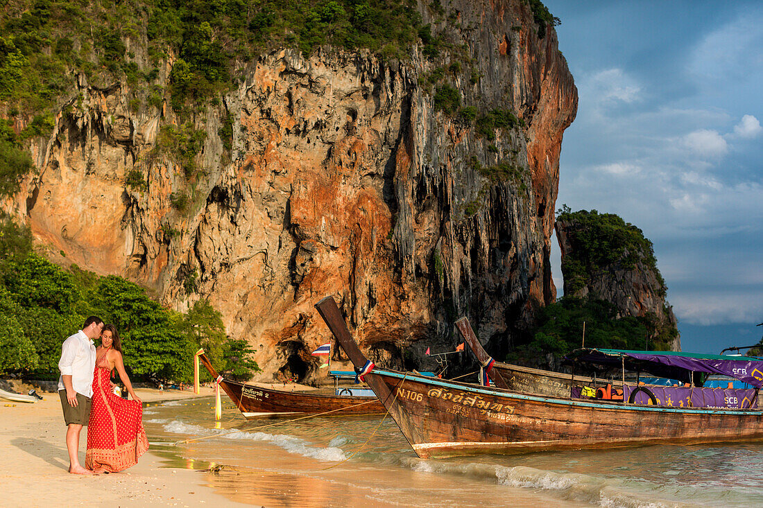 Sonnenuntergang am Railay Beach in Krabi, Thailand, Südostasien, Asien