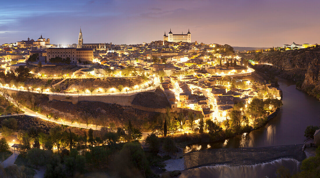 Blick über den Fluss Tajo in Santa Maria Kathedrale und Alcazar, UNESCO-Weltkulturerbe, Toledo, Kastilien-La Mancha, Spanien, Europa