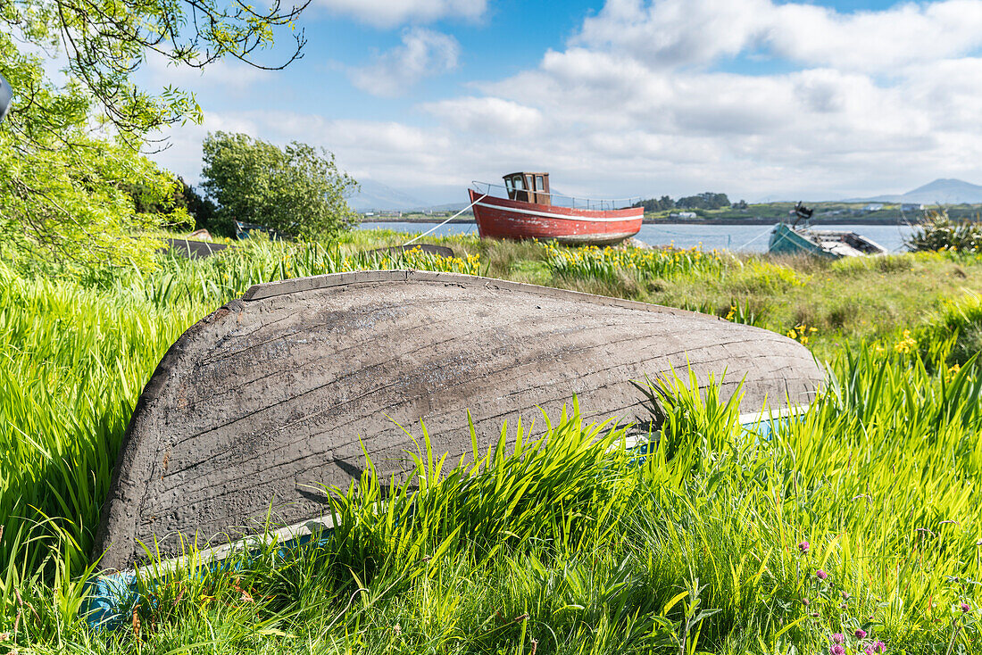 Hölzerne Fischerboote in Roundstone, County Galway, Connacht, Irland, Europa