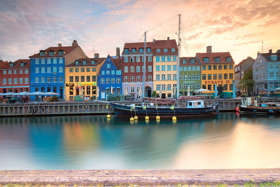 Sonnenaufgang an den bunten Fassaden entlang des Hafens im Stadtteil Nyhavn, Kopenhagen, Dänemark, Europa