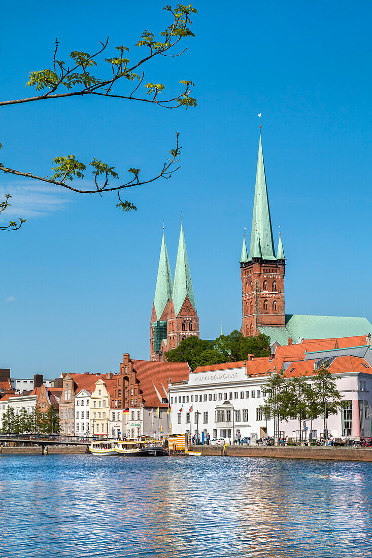 Blick vom Malerwinkel über die Trave auf Altstadt, St. Marien und St. Petri, Hansestadt Lübeck, Ostsee, Schleswig-Holstein, Deutschland