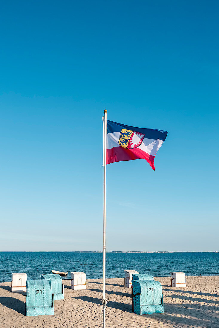 Strandkörbe und Schleswig-Holstein Flagge, Sierksdorf, Lübecker Bucht, Ostsee, Schleswig-Holstein, Deutschland